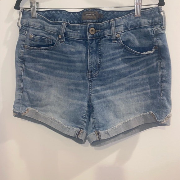 Torrid  Perfect Vintage Stretch Mid-Rise Cuffed Denim 
Shorts, 5” inseam, sz 14 - Picture 5 of 13